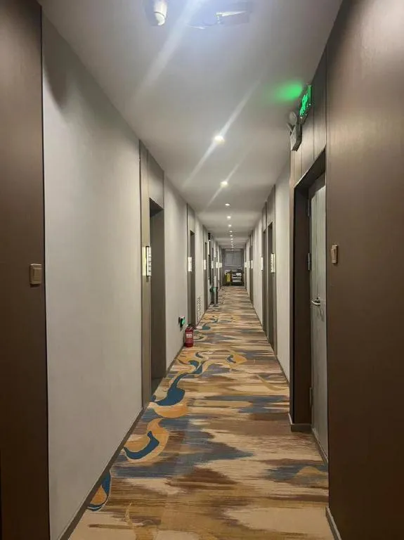 Super 8 Hotel Dingzhou Chongwen Street