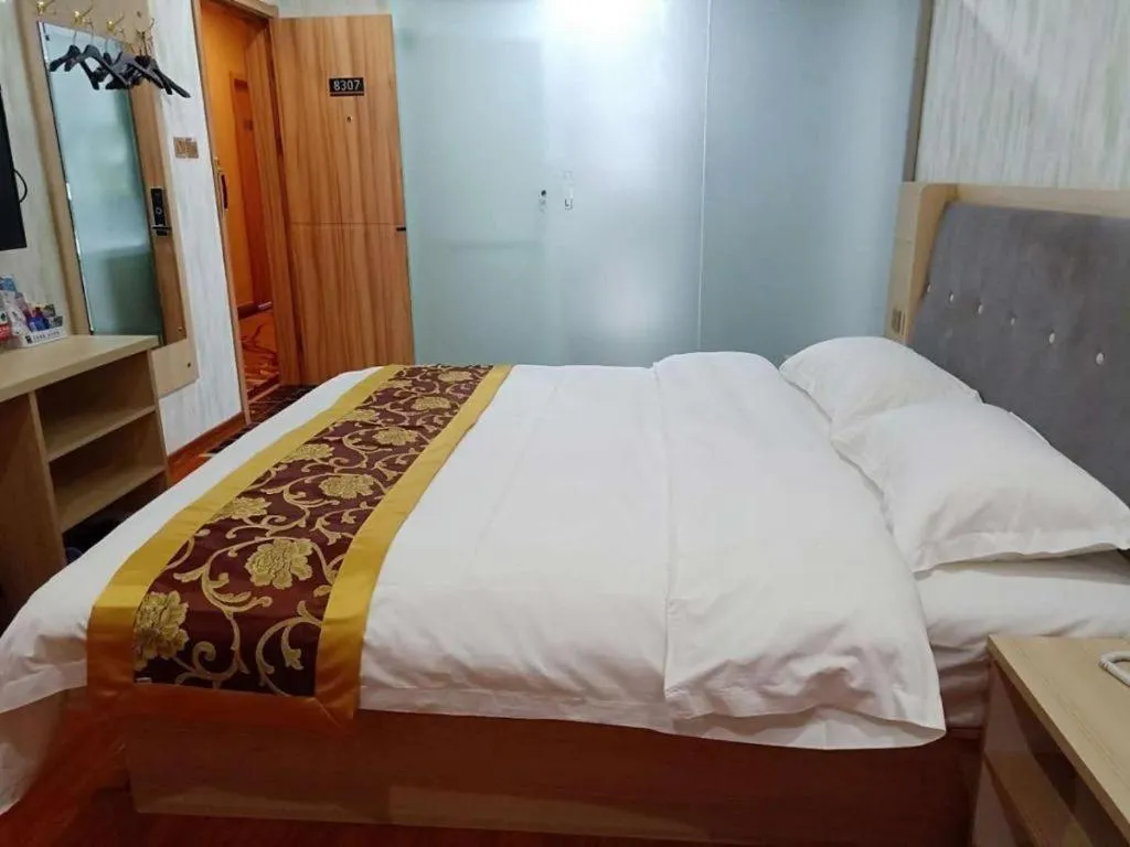 Bed in Super 8 Hotel Dingzhou Chongwen Street