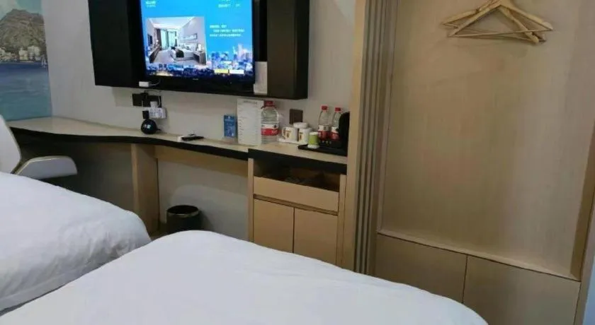 Bed in Super 8 Hotel Dingzhou Chongwen Street