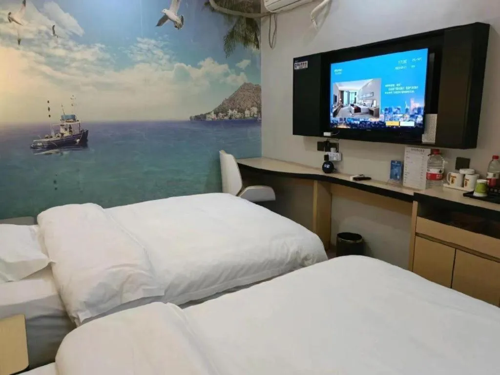 Bed in Super 8 Hotel Dingzhou Chongwen Street