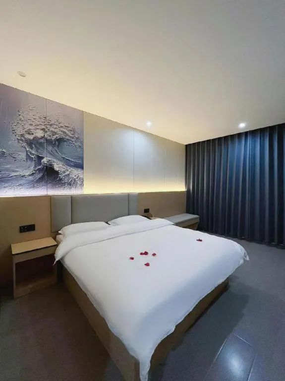 Bed in Super 8 Hotel Dingzhou Chongwen Street