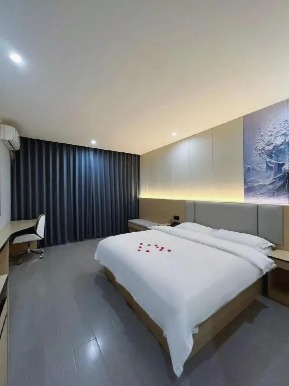 Bed in Super 8 Hotel Dingzhou Chongwen Street