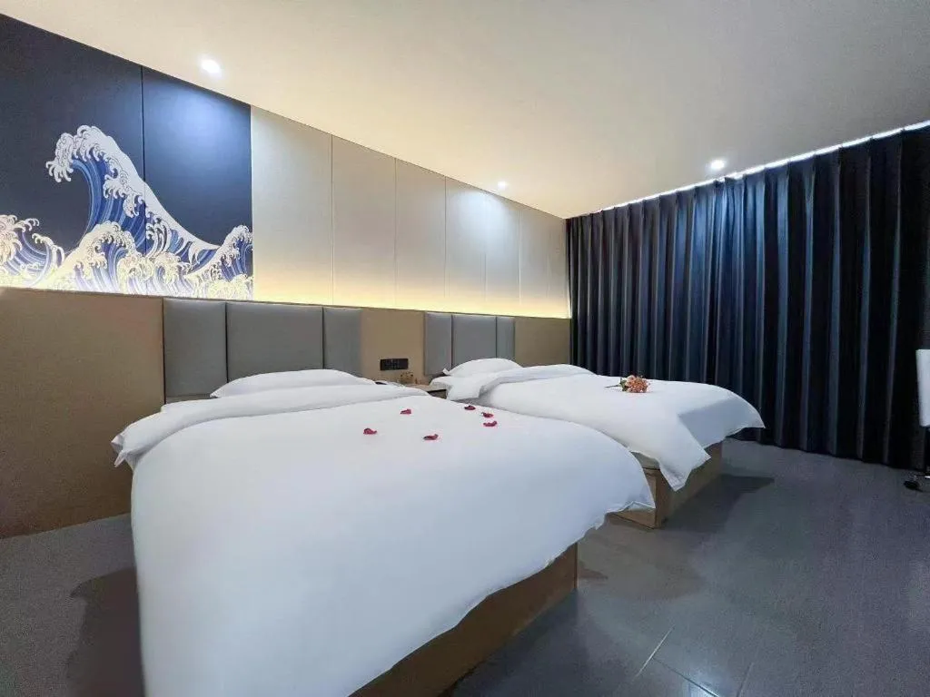 Bed in Super 8 Hotel Dingzhou Chongwen Street