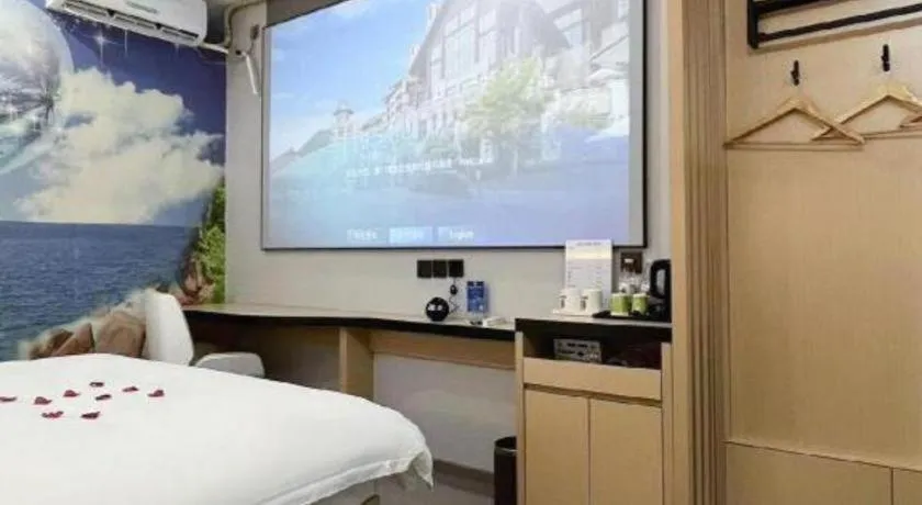 Bed in Super 8 Hotel Dingzhou Chongwen Street