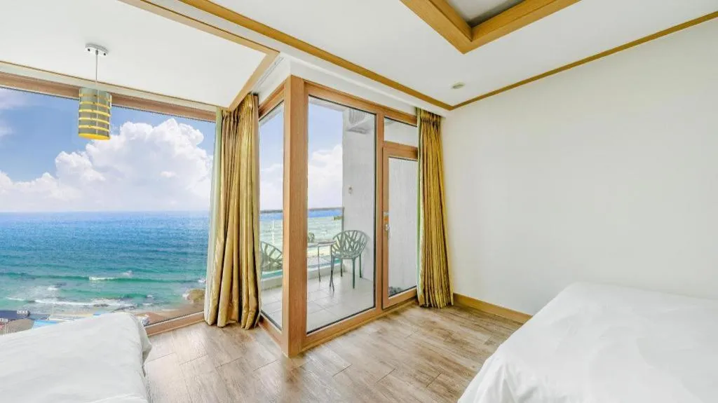 Bed in Gangneung Four Season Hotel and Pension