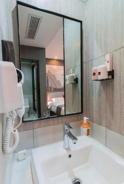 Thank Inn Guizhou Bijie Qianxi County High-Speed Railway Station