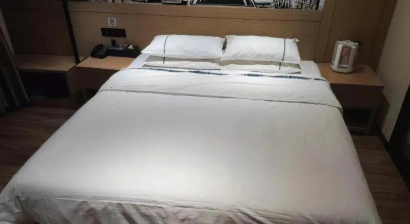 Bed in City Comfort Inn Hotel Dongguan Humen Pedestrian Street