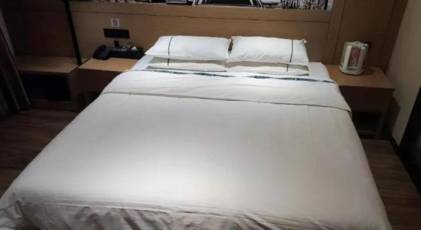 Bed in City Comfort Inn Hotel Dongguan Humen Pedestrian Street