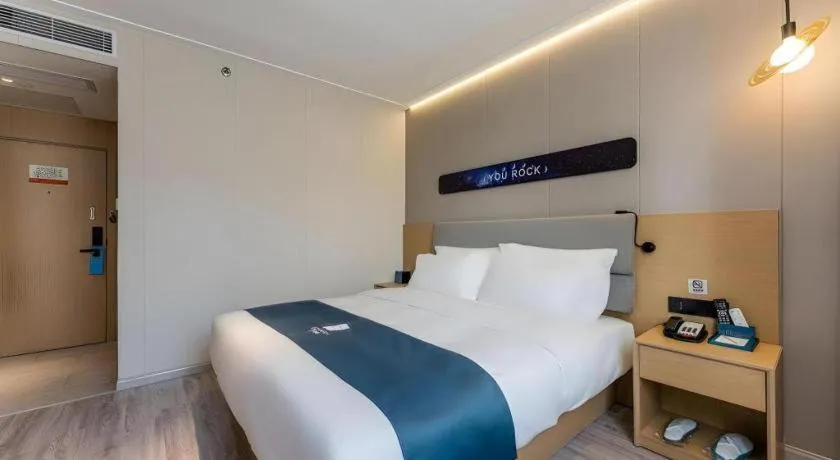 Bed in Echarm Hotel Shanghai North Bund Tilanqiao Metro Station