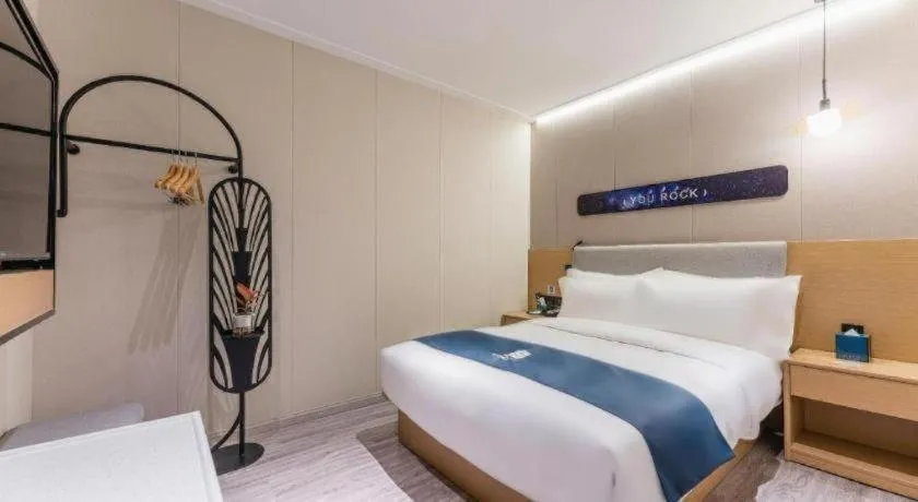 Bed in Echarm Hotel Shanghai North Bund Tilanqiao Metro Station