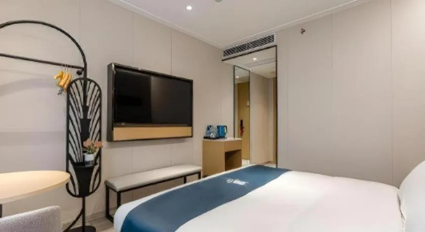 Bed in Echarm Hotel Shanghai North Bund Tilanqiao Metro Station