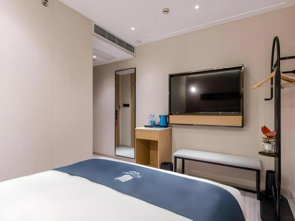 Bed in Echarm Hotel Shanghai North Bund Tilanqiao Metro Station