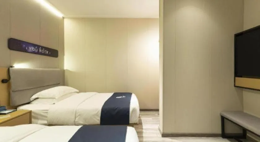 Bed in Echarm Hotel Shanghai North Bund Tilanqiao Metro Station