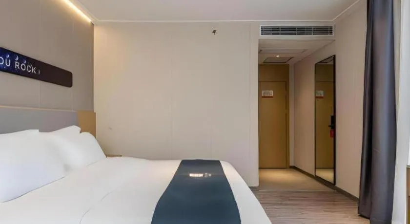 Bed in Echarm Hotel Shanghai North Bund Tilanqiao Metro Station