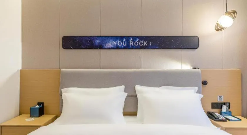 Bed in Echarm Hotel Shanghai North Bund Tilanqiao Metro Station