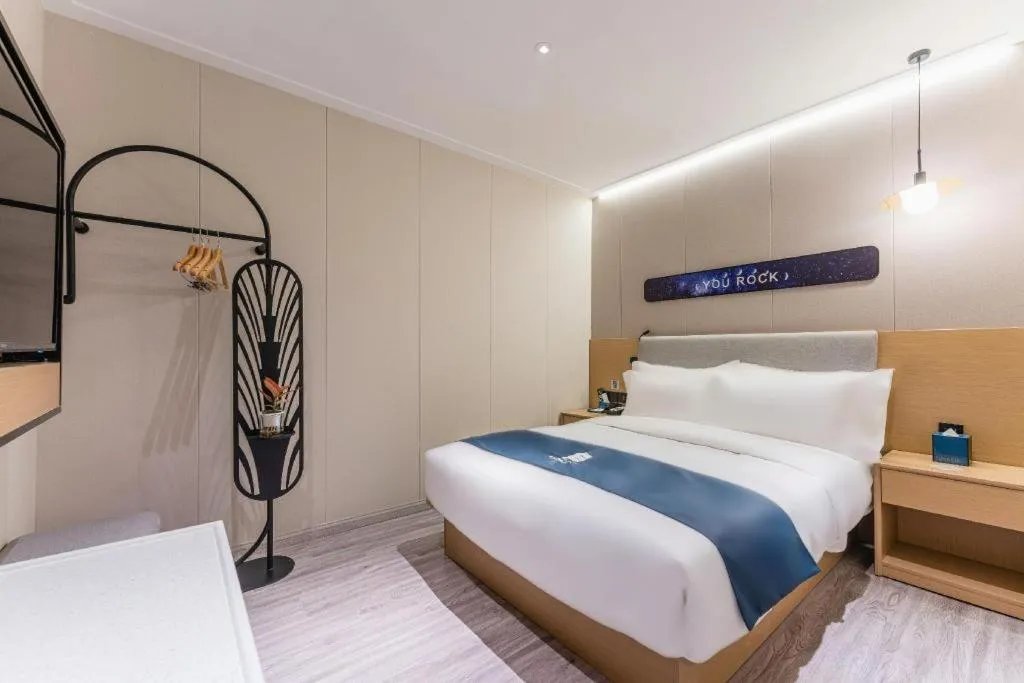Bed in Echarm Hotel Shanghai North Bund Tilanqiao Metro Station