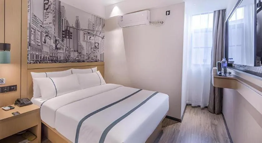 Bed in City Comfort Inn Wuzhou Sanqi City Rose Lake Park