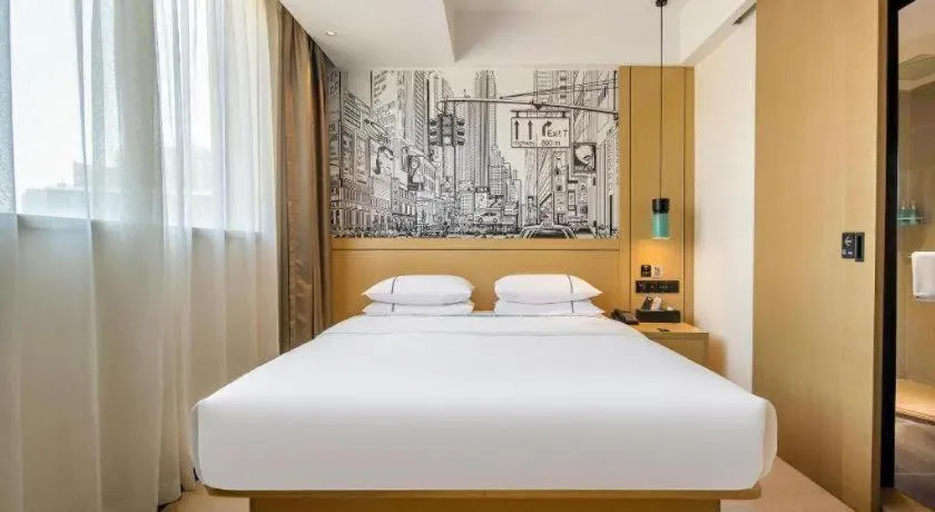 Bed in City Comfort Inn Wuzhou Sanqi City Rose Lake Park