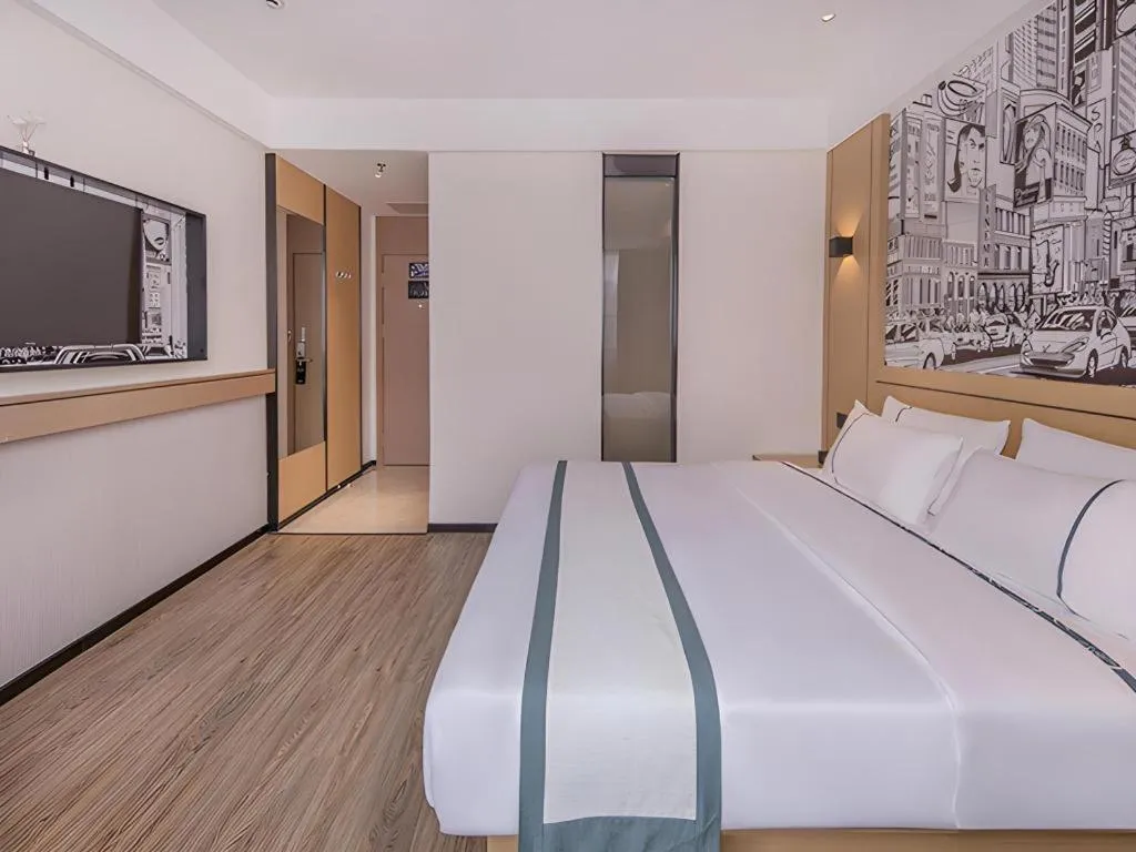 Bed in City Comfort Inn Wuzhou Sanqi City Rose Lake Park