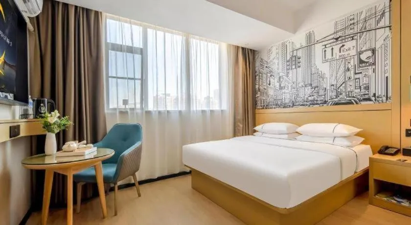 Bed in City Comfort Inn Wuzhou Sanqi City Rose Lake Park