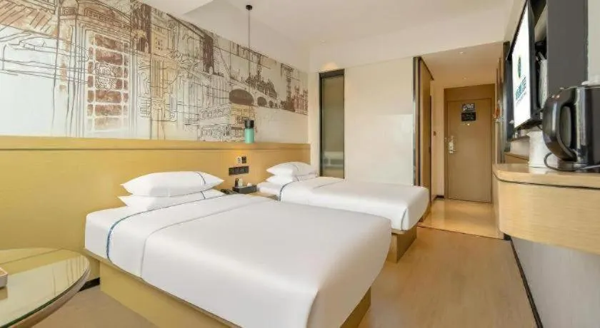 Bed in City Comfort Inn Wuzhou Sanqi City Rose Lake Park