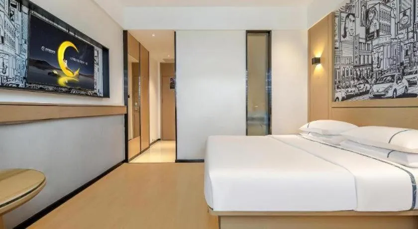 Bed in City Comfort Inn Wuzhou Sanqi City Rose Lake Park