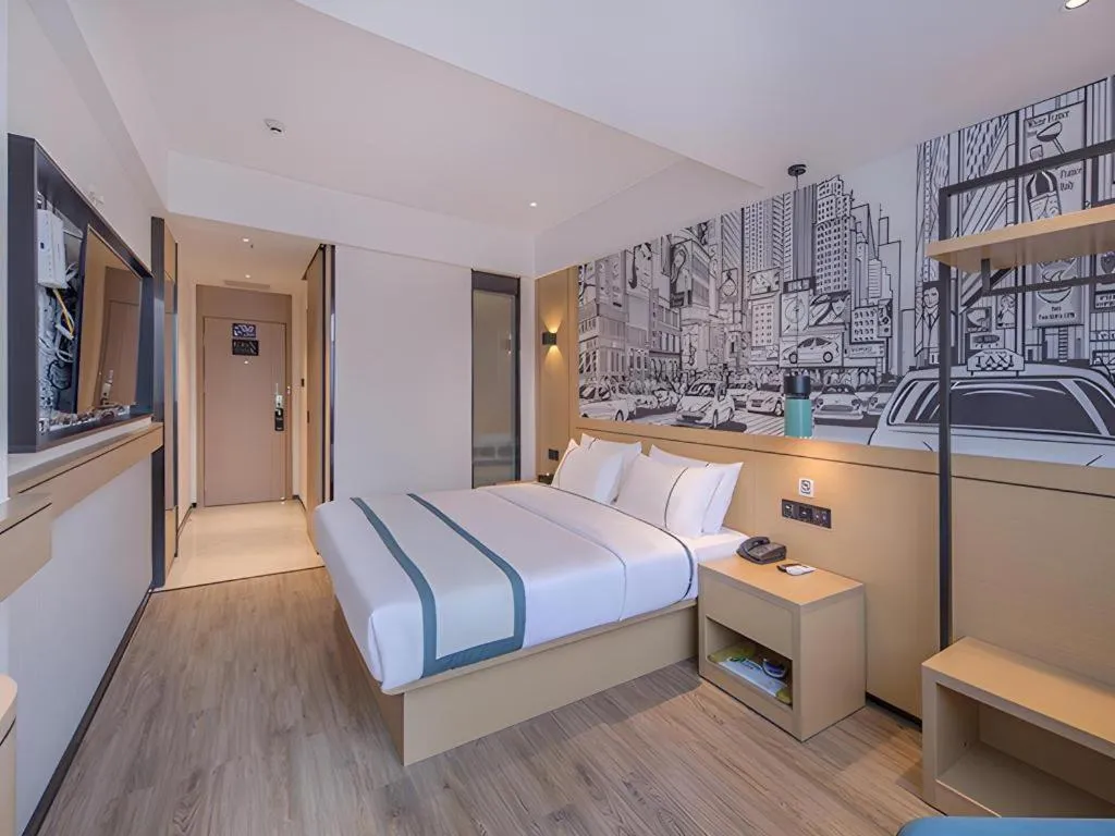 Bed in City Comfort Inn Wuzhou Sanqi City Rose Lake Park