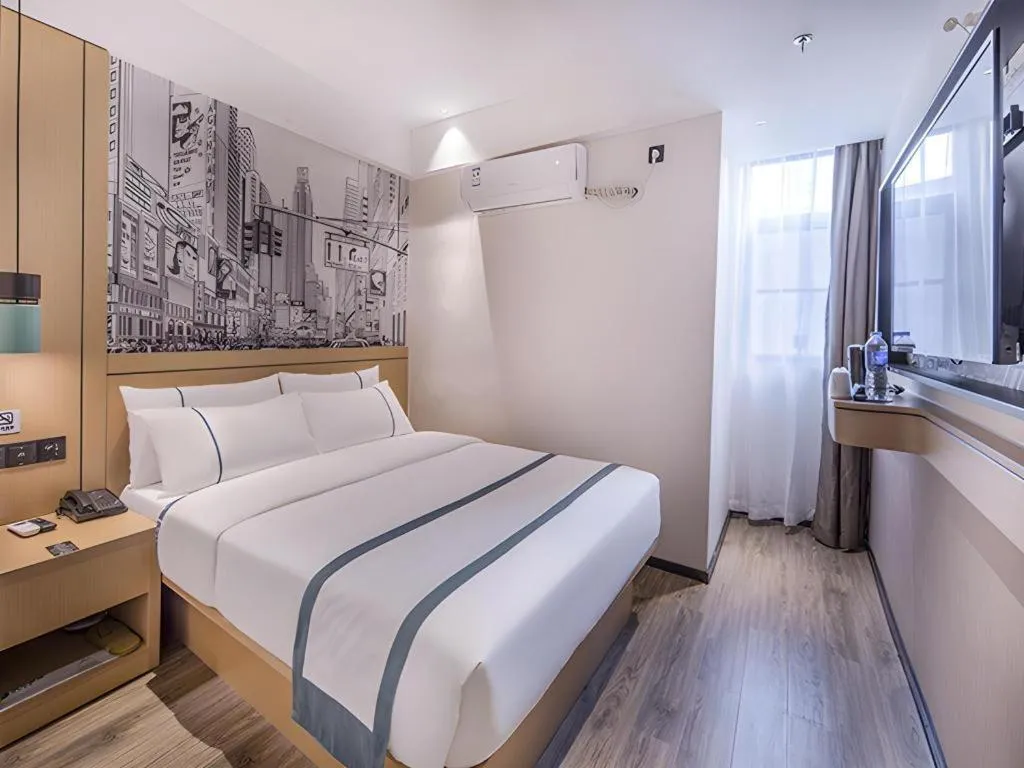 Bed in City Comfort Inn Wuzhou Sanqi City Rose Lake Park
