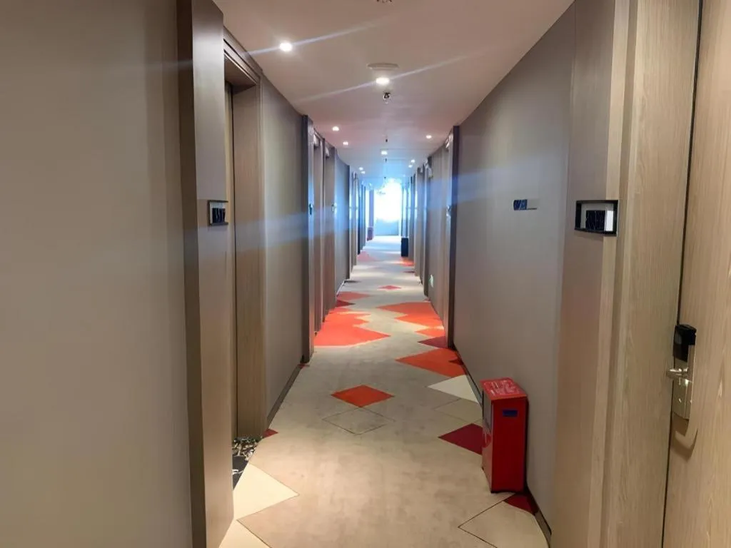 Borrman Hotel Zhonghsan Guzheng Huayi Plaza Light Rail Station