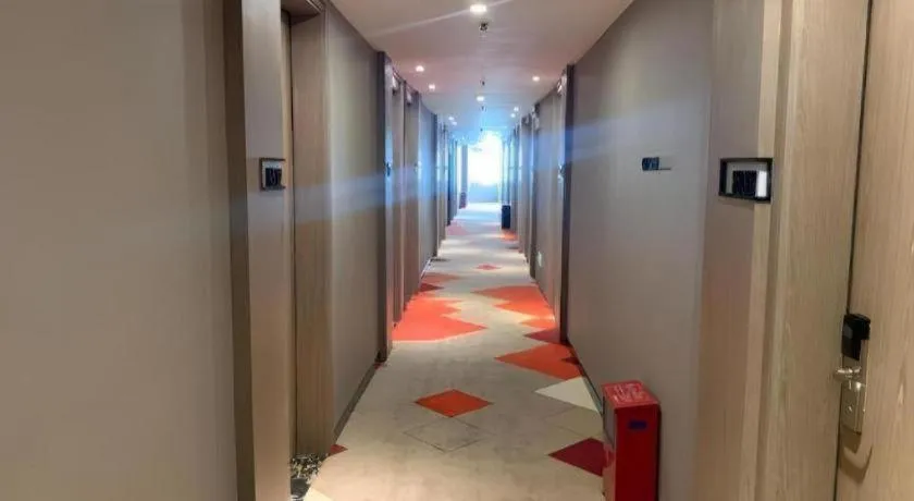 Borrman Hotel Zhonghsan Guzheng Huayi Plaza Light Rail Station