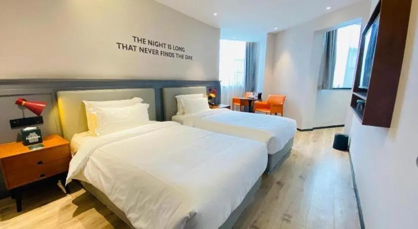 Bed in Premier City Comfort Hotel Wuhan Yellow Crane Shouyi Road Metro Station