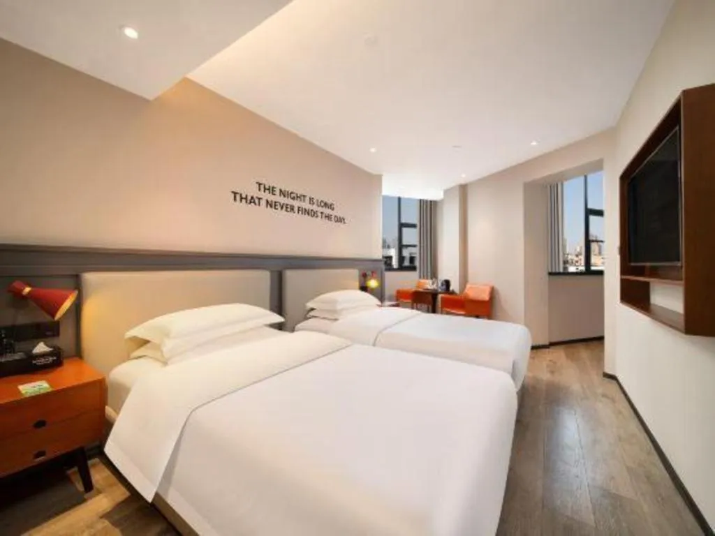 Bed in Premier City Comfort Hotel Wuhan Yellow Crane Shouyi Road Metro Station