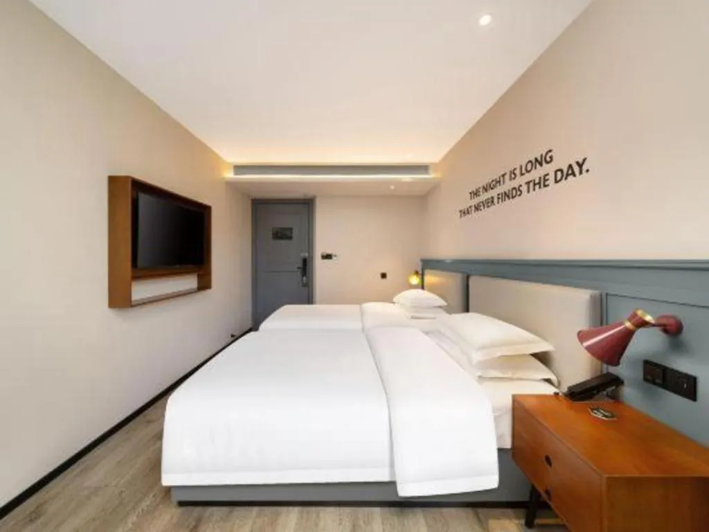 Bed in Premier City Comfort Hotel Wuhan Yellow Crane Shouyi Road Metro Station