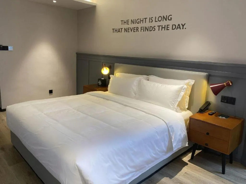 Bed in Premier City Comfort Hotel Wuhan Yellow Crane Shouyi Road Metro Station