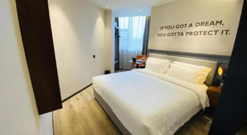 Bed in Premier City Comfort Hotel Wuhan Yellow Crane Shouyi Road Metro Station