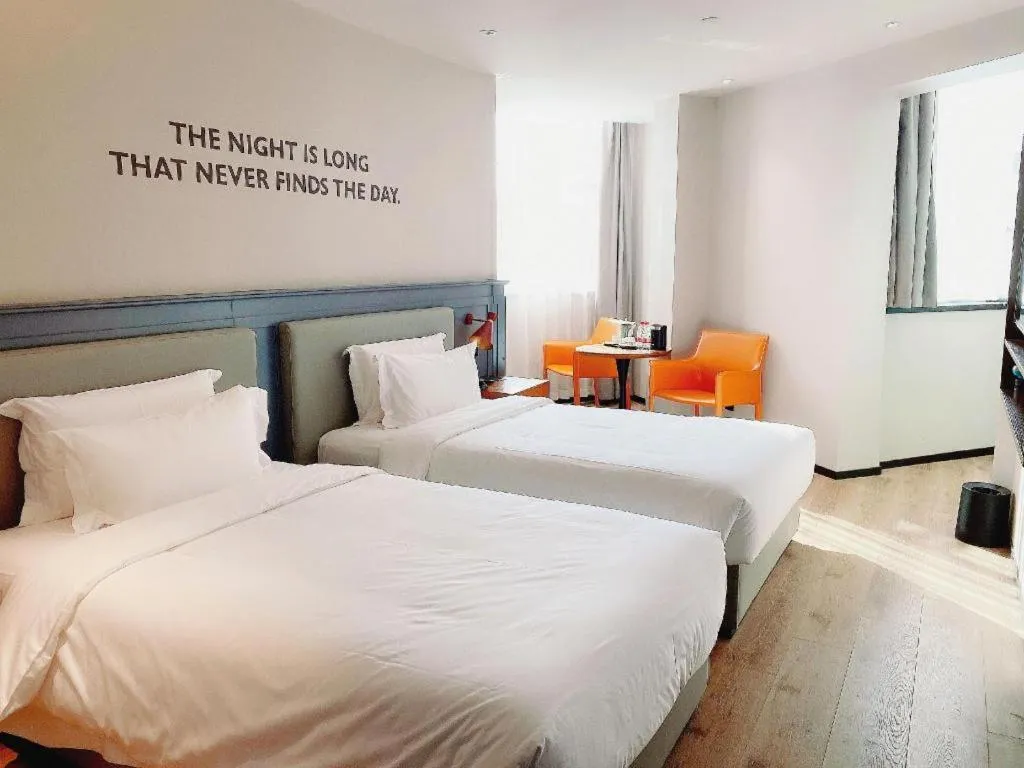 Bed in Premier City Comfort Hotel Wuhan Yellow Crane Shouyi Road Metro Station