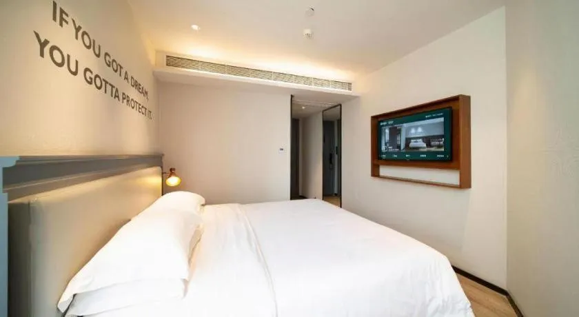 Bed in Premier City Comfort Hotel Wuhan Yellow Crane Shouyi Road Metro Station