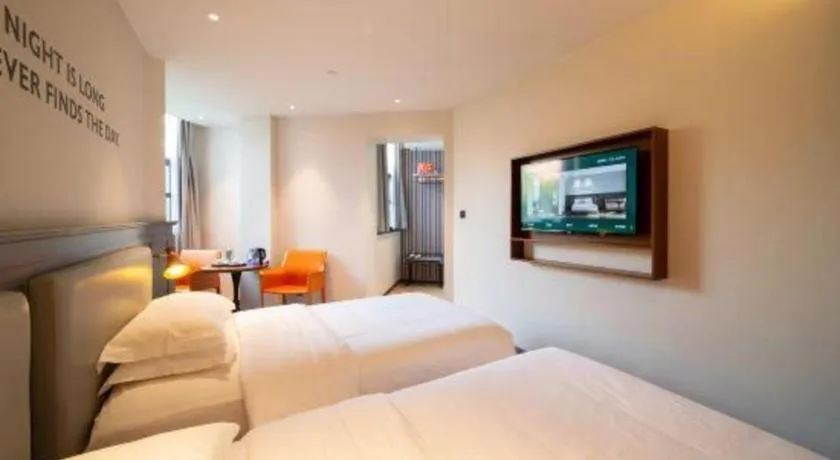 Bed in Premier City Comfort Hotel Wuhan Yellow Crane Shouyi Road Metro Station