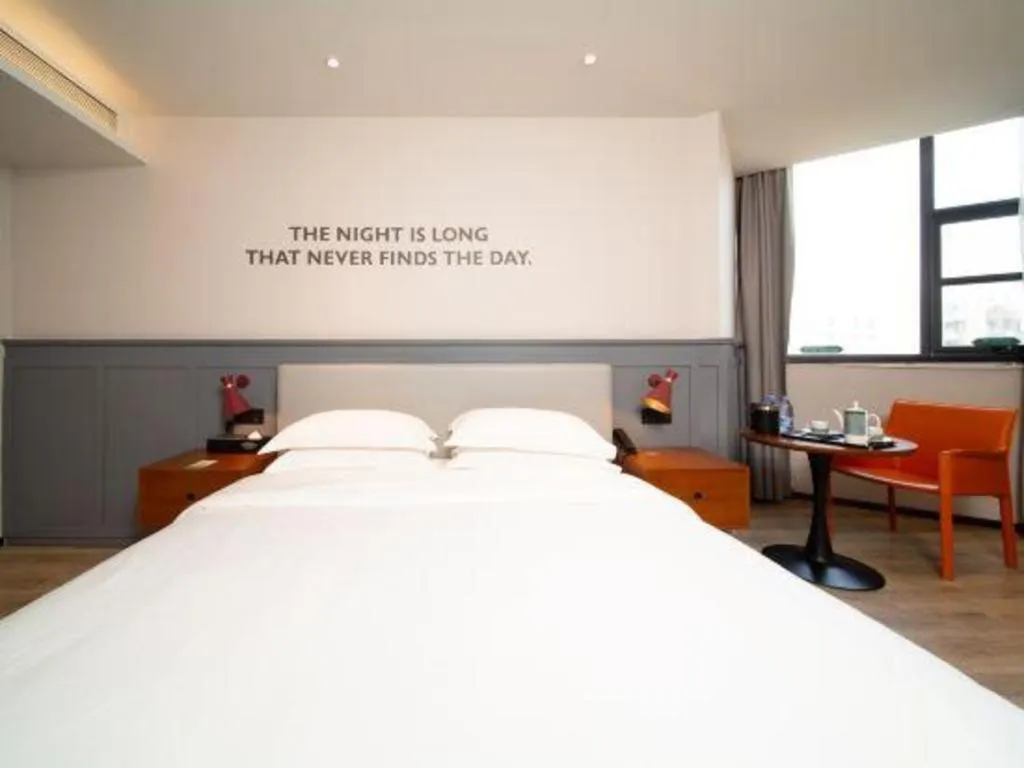 Bed in Premier City Comfort Hotel Wuhan Yellow Crane Shouyi Road Metro Station