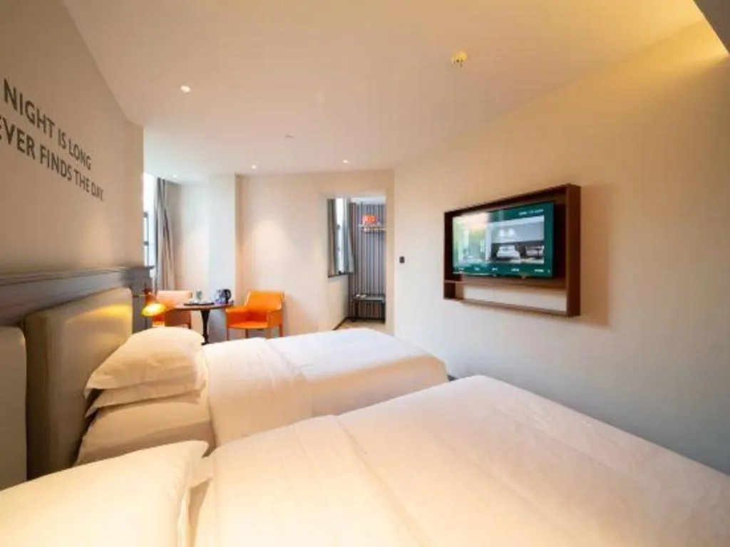 Bed in Premier City Comfort Hotel Wuhan Yellow Crane Shouyi Road Metro Station
