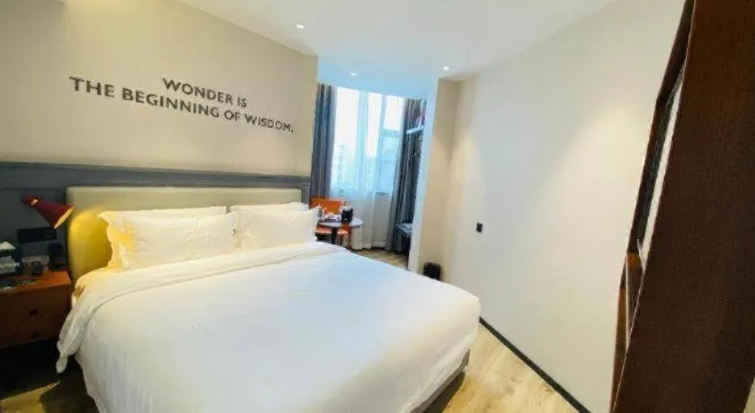 Bed in Premier City Comfort Hotel Wuhan Yellow Crane Shouyi Road Metro Station