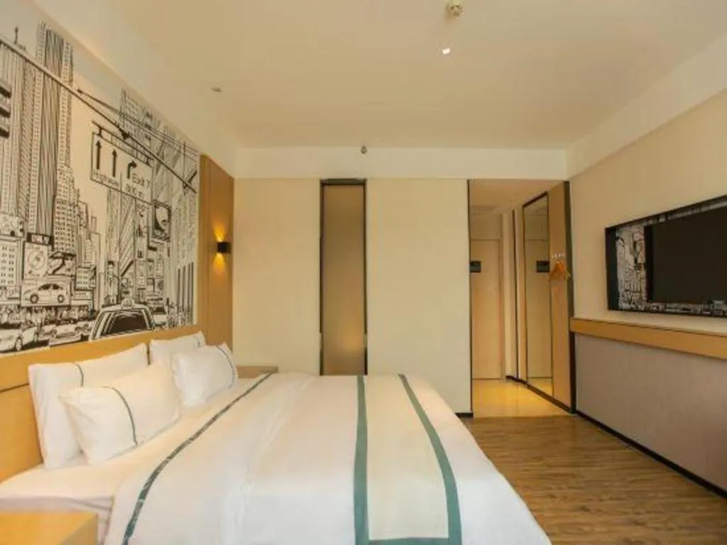 Bed in City Comfort Inn Shaoguan Biguiyuan Phoenix City Gold Village