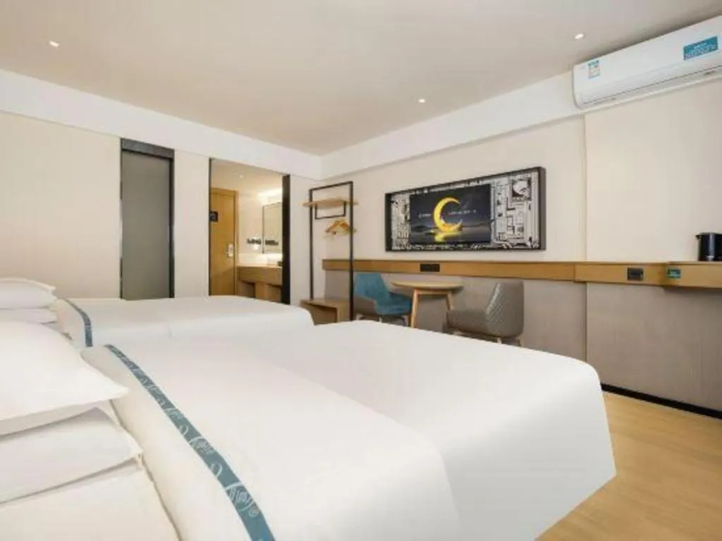 Bed in City Comfort Inn Wuzhou Sun Plaza Wanda