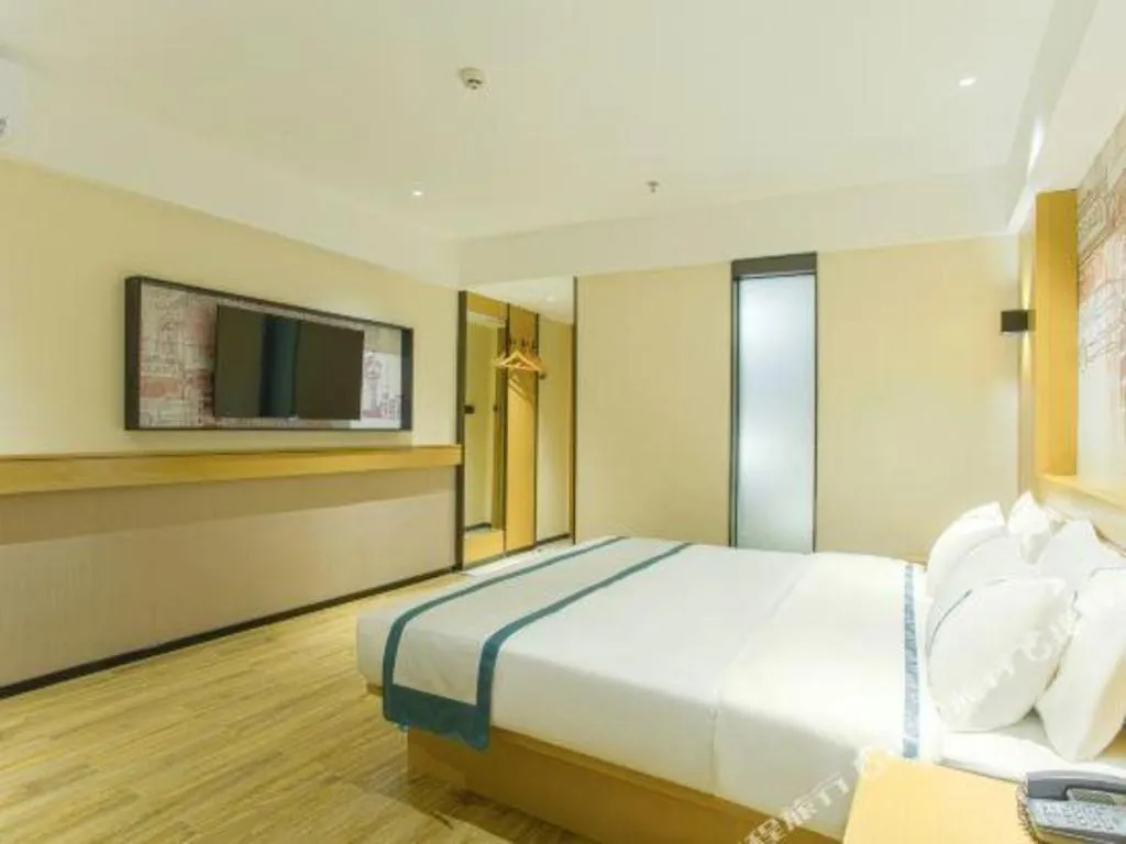 Bed in City Comfort Inn Wuzhou Sun Plaza Wanda