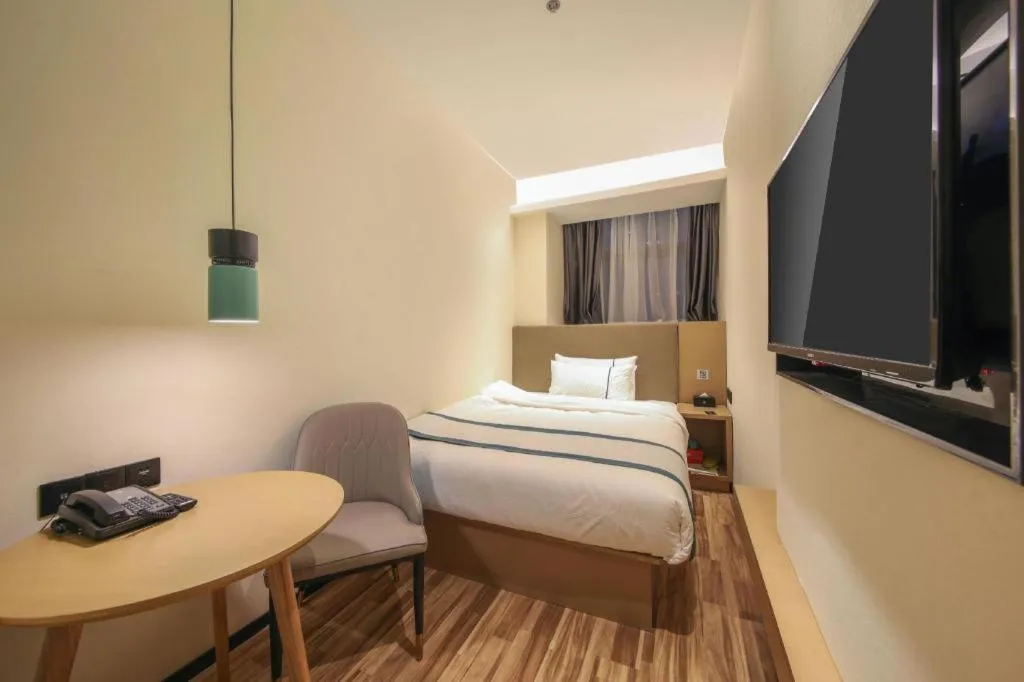 Bed in City Comfort Inn Wuhan Optics Valley Technology Exhibition Center