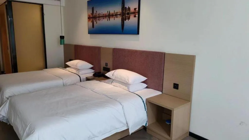 Bed in City Comfort Inn Wuhan Optics Valley Technology Exhibition Center