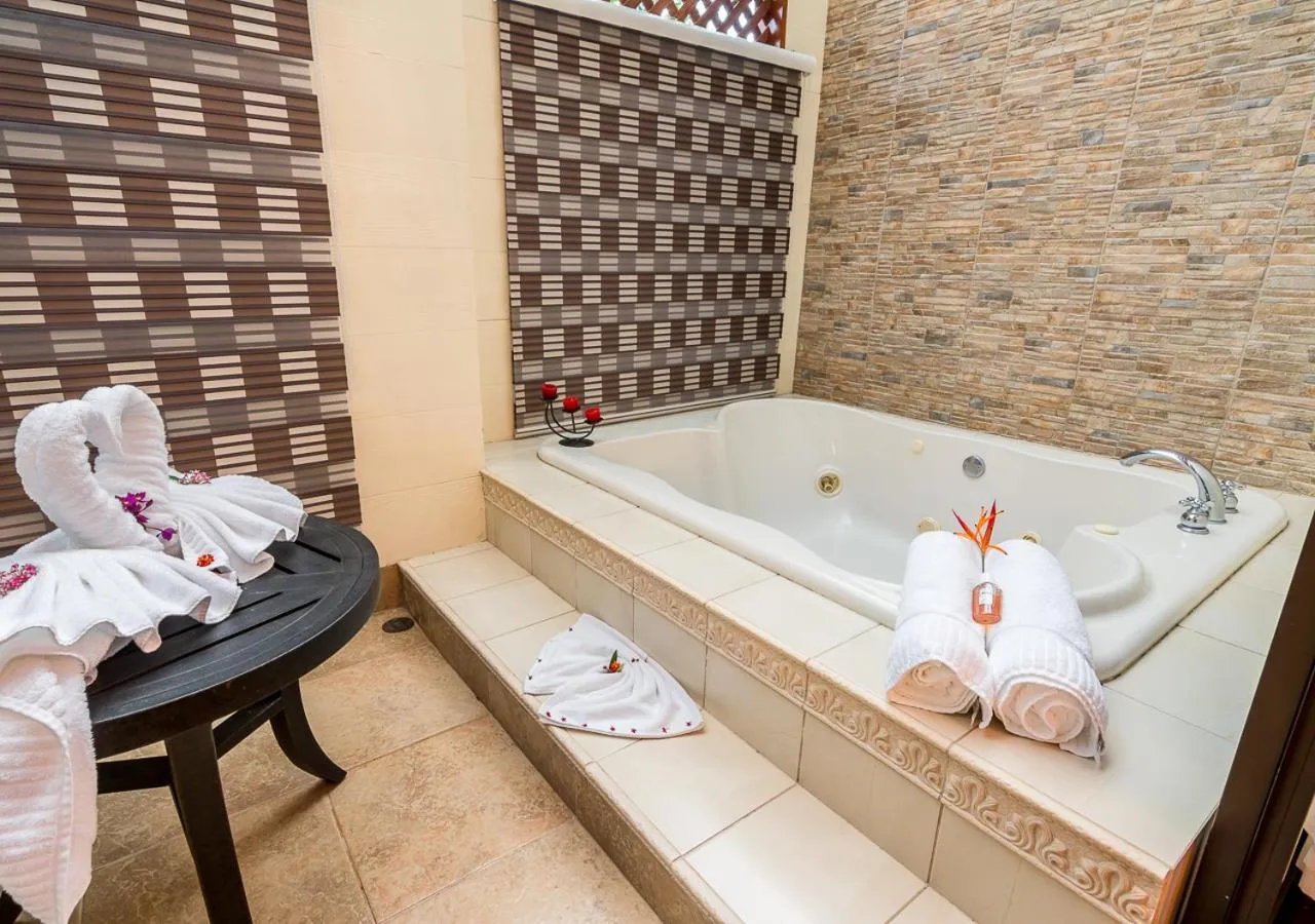 People in Hotel El Silencio del Campo