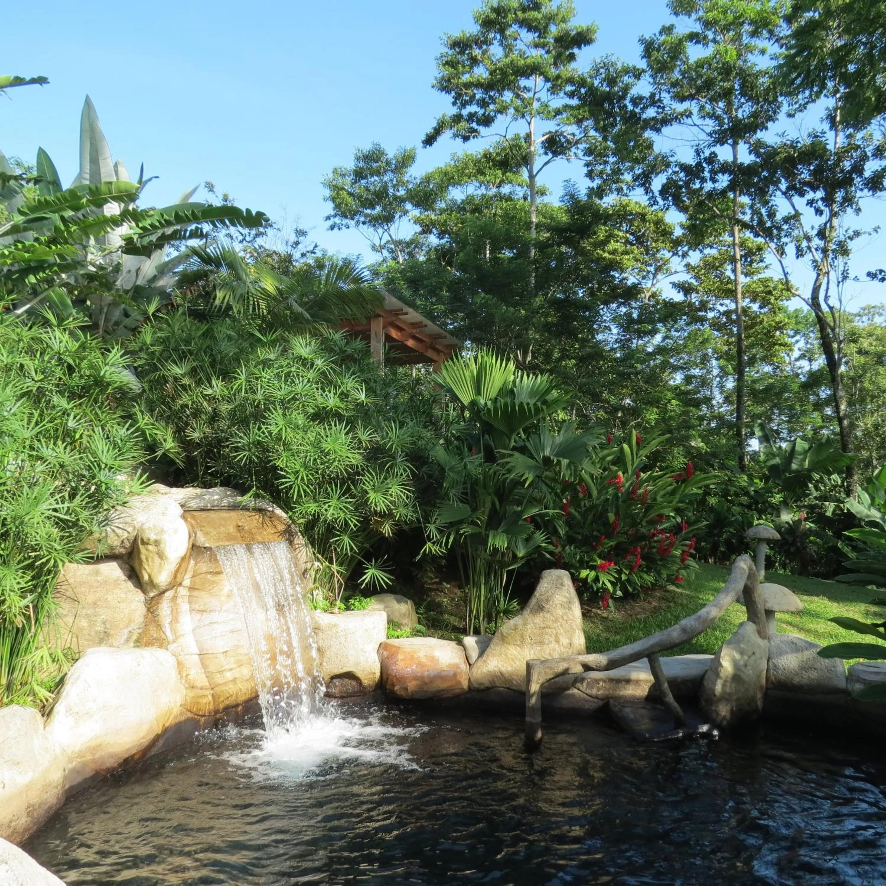 People in Hotel El Silencio del Campo