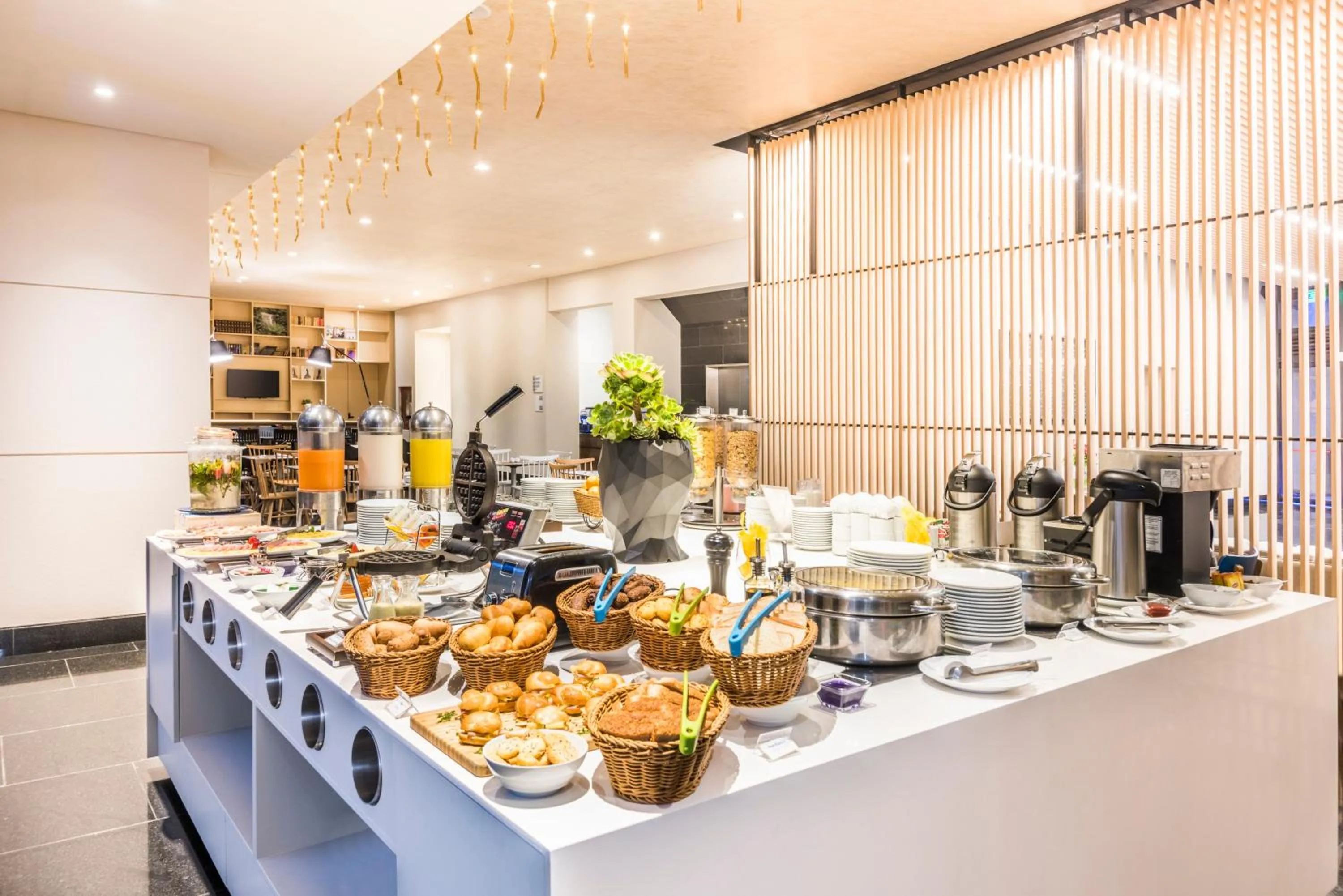 Breakfast in Holiday Inn Express & Suites Bogota Zona G By IHG