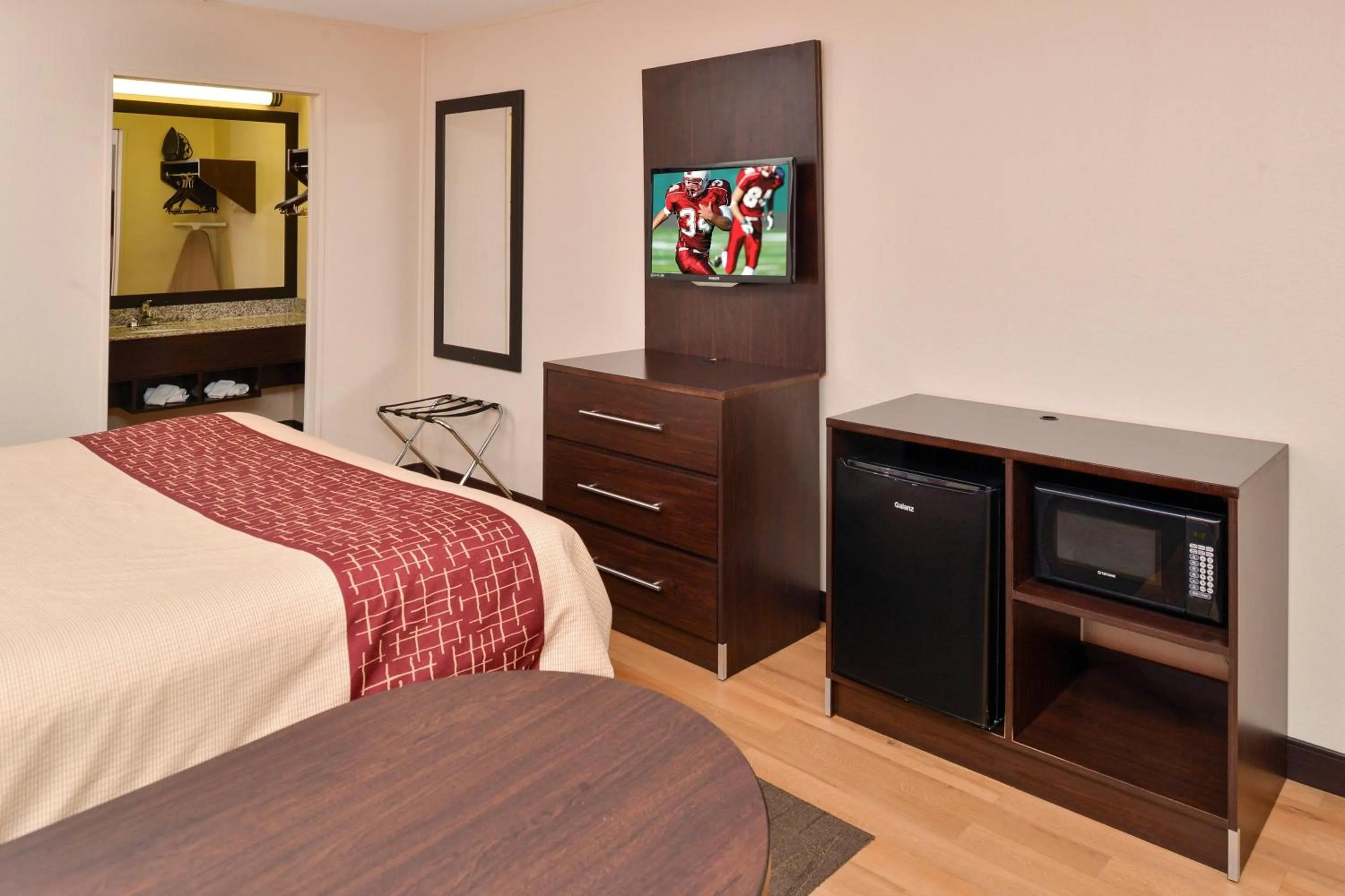 Bedroom, Bed in Red Roof Inn Marietta